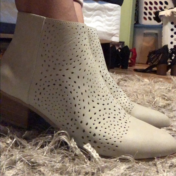 Cream Booties ♥️❣️ - Picture 1 of 4